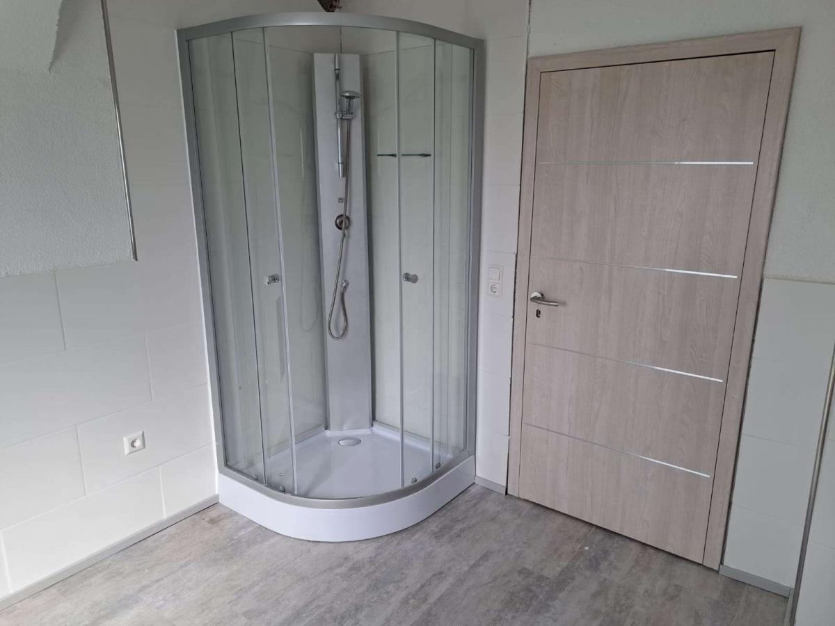 DG: Dusche im Badezimmer